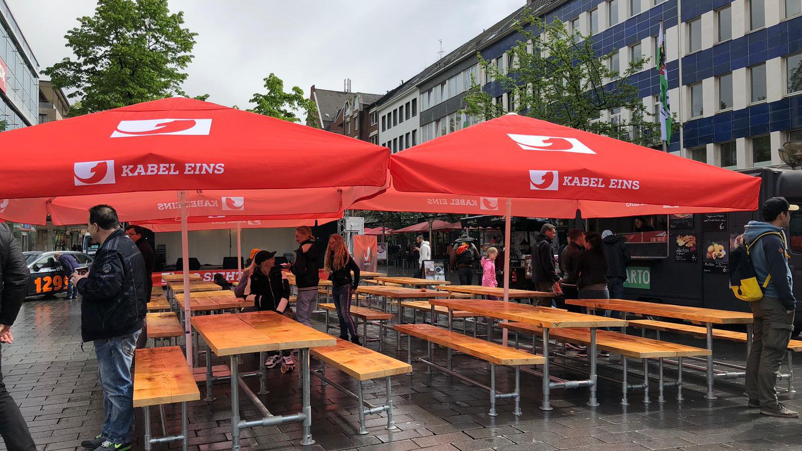 Bedruckter Sonnenschirm im Einsatz bei einer Veranstaltung