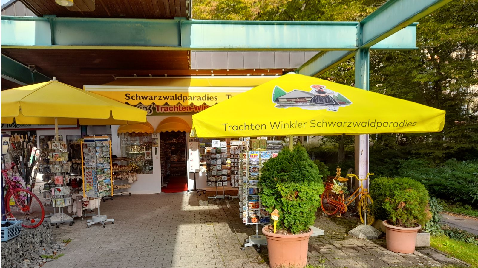 Bedruckter Sonnenschirm im Einsatz bei einer Veranstaltung